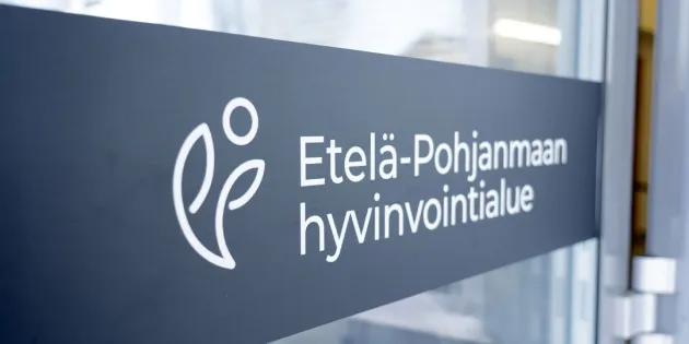 Etelä-Pohjanmaan hyvinvointialueen teksti ovessa.