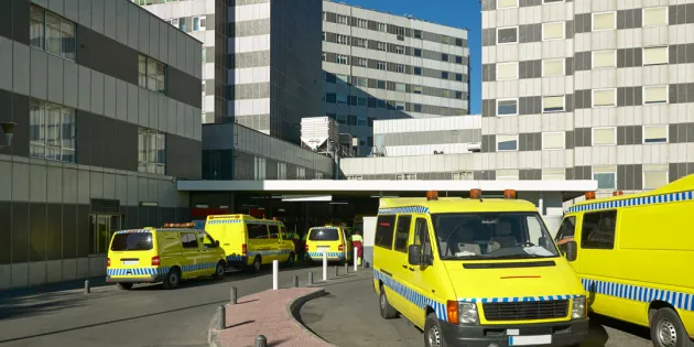 WHO:n mukaan Euroopassa tarvitaan terveydenhuoltoon tarvitaan seuraavan seitsemän vuoden aikana yhteensä vähintään miljoona uutta hoitajaa ja lääkäriä. Espanjalaisen sairaalan pihassa ambulansseja.