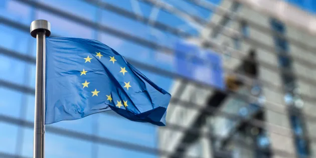 Euroopan unionin lippu. Lupa- ja valvontavirasto on ottamassa käyttöön järjestelmän, joka tukee EU:n rajat ylittävää tietojenvaihtoa.
