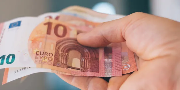 kädessä pari 10 euron seteliä