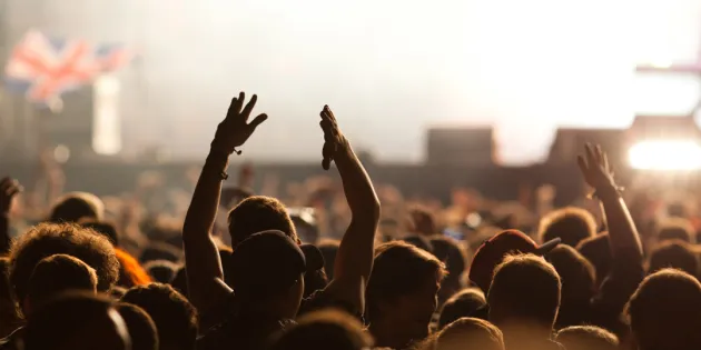 Teemme juttua tehyläisistä, jotka tekevät vapaaehtoistyötä kesän tapahtumissa. Lähdetkö mukaan festareille, leireille tai suurtilaisuuksiin auttamaan? Ilmianna itsesi! Kuvassa festariyleisöä fiilistelemässä musiikkikeikkaa.