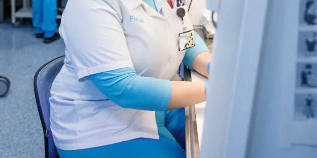Laboratorioyhtiö Fimlabin muutosneuvottelut ovat päättyneet. Henkilöstöä vähennetään osa-aikaistamisten ja eläkkeelle siirtymisten lisäksi irtisanomisilla. Kuvassa hoitaja käsittelemässä näytteitä.