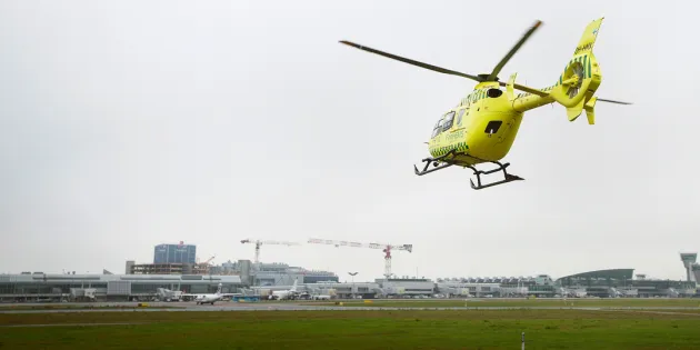 FinnHEMSin lääkärihelikoptereissa työskentelevien ensihoitajien vuosiloma pitenee parhaimmillaan jopa 13 päivää. FinnHEMS helikopteri lentämässä kohti sairaalarakennuksia sumuisessa säässä.