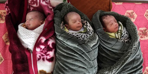 Kolme vastasyntynyttä vauvaa nukkuu peittoihin käärittyinä vierekkäin Gazassa Khan Yunisissa.
