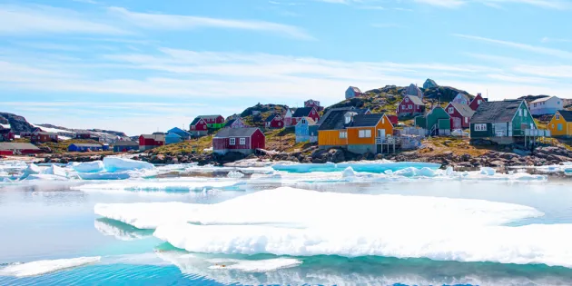 Värikäs Kulusukin kylään Itä-Grönlannissa. Värikkäitä taloja jäisen meren keskellä saarella.