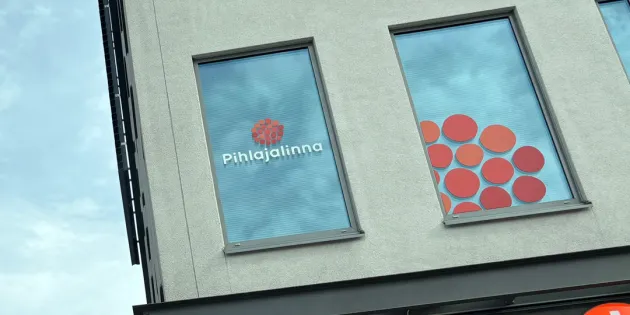 Hovioikeus alensi hammashoitajalle maksettavia syrjintäkorvauksia. Pihlajalinnan logo rakennuksen ikkunassa.