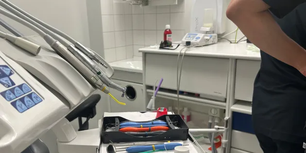 Pöydällä hammashoidon instrumentteja.