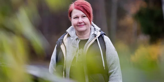 Lastenhoitaja Jaana Olsen puolilähikuvassa ulkona. 