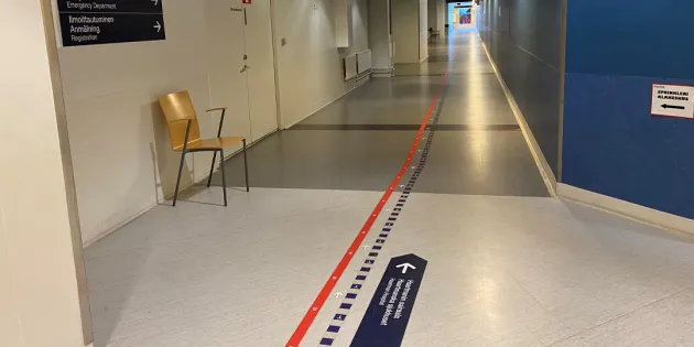 KT:n selvityksen mukaan hyvinvointialueilta puuttuu 735 lääkäriä ja hammaslääkäriä sekä satoja hoitajia. Kuva tyhjästä sairaalan käytävästä. Lattiassa viivoja ohjaamassa kulkureittejä.