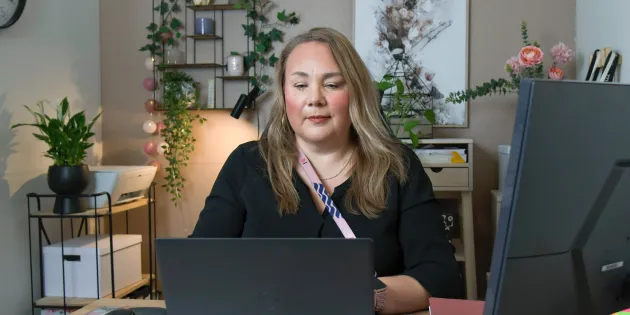 Essi Laaksonen tietokoneen ääressä.