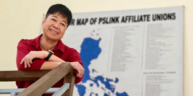 Annie Geron nojaamassa tuolin selkämykseen.