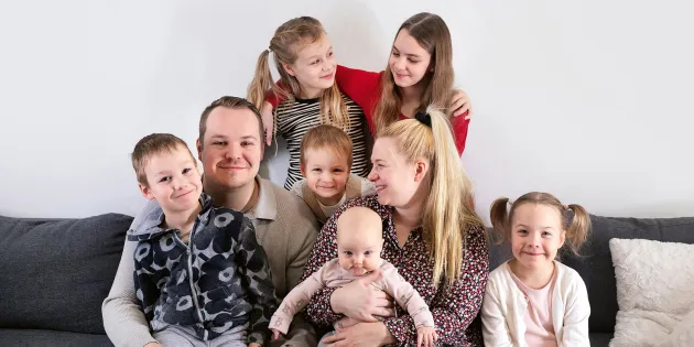 Rosenbergin perhe istuu sohvalla.