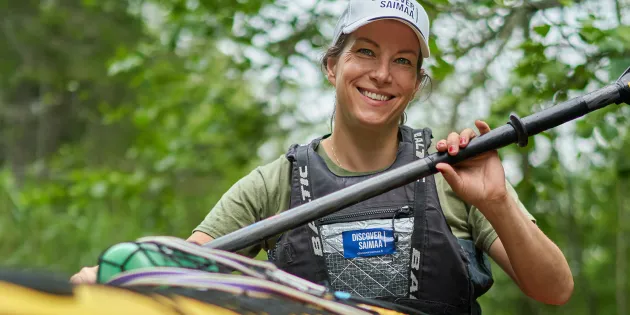 Taru Kaljunen kanootissa.
