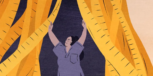 Hoitaja asuun pukeutunut nainen avaa mittanauhoista tehtyä verhoa.