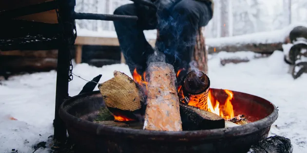 Lähikuva nuotiosta talvella.