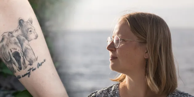 Kuva kädestä, jossa karhutatuointi. Oikealla Sairaanhoitaja Mirva Virtanen katsoo horisonttiin taustalla meri.