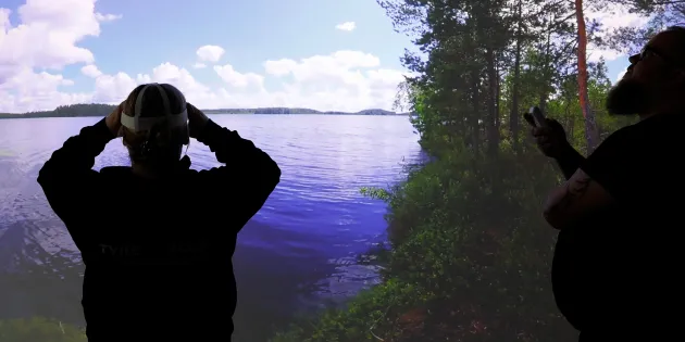 Sairaanhoitaja Ville Päivärinta testaa aistihuonetta Tyksin Kompassisairaalan osastolla M2.