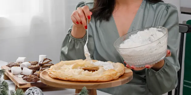 Kylmäsavulohikranssi, jota Renin Väänänen parhaillaan valmistaa.