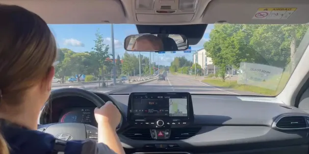 Laura Haapasalo auton ratissa.