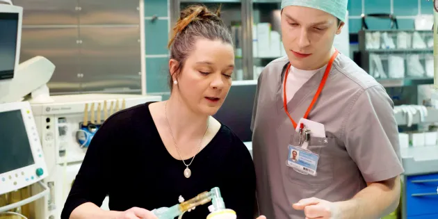 Anestesia- ja perfuusiohoitaja Hanna Heikkilä Syke-elokuvan kuvauksissa.