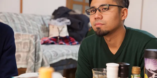 Nuori mies kotonaan.