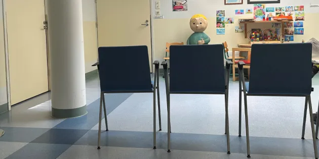 Tyhjiä tuoleja sairaalan odotustilassa.