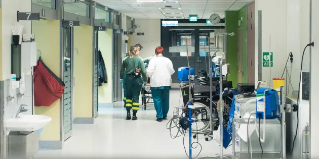 Hoitajat kävelevät sairaalan käytävällä