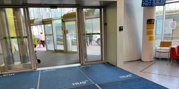 Meilahden tornisairaalan uloskäynti.