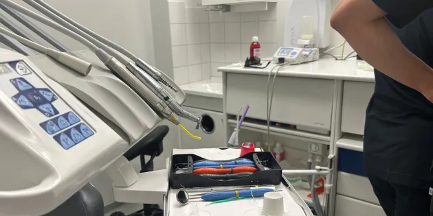 Instrumentteja pöydällä hammashoitajan vastanaotolla.