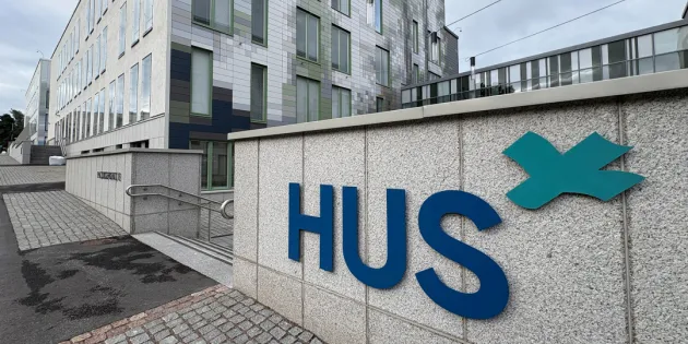 Hus vei yli 500 hoitajan palkanalennukset työtuomioistuimeen. Husin logo rakennuksen kivisessä seinässä.