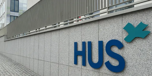 Hus-logo rakennuksen seinässä. Tehy vie Husin palkkasotkut työtuomioistuimeen