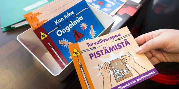 Oppaita huumausaineiden käyttäjille ja katkaisuhoidossa oleville pinossa pöydällä.