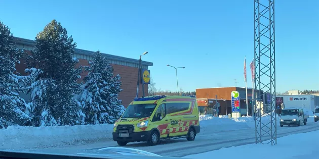 Ambulanssi talvimaisemassa. 