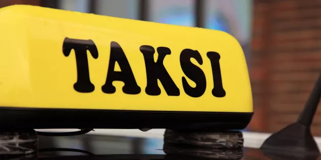 Taksi-kyltti auton katolla