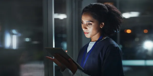 Hoitaja työpaikalla yöllä. 