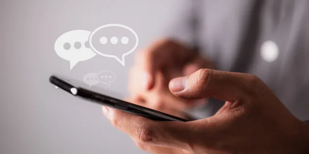 Käsissä kännykkä