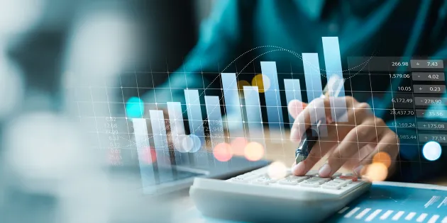 Naisen kädet laskukoneella.