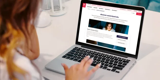 Nainen läppärillä, jonka näytössä näkyy Tehyn verkkosivu.