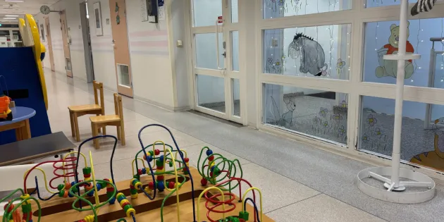 Lasten leluja sairaalan käytävällä.