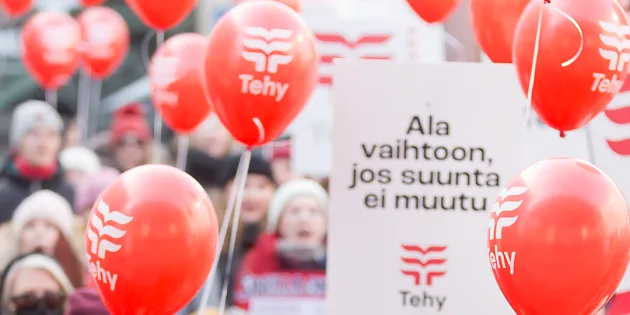 Tehyn ilmapalloja mielenosoituksessa. 