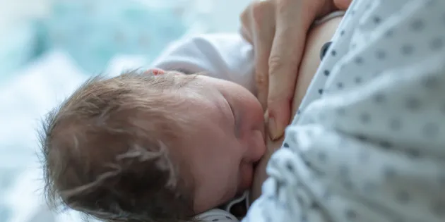 Äidinmaidon sisältämät sokeriyhdisteet vaikuttavat lapsen suolistomikrobistoon vielä vuoden ikäisillä. Äiti imettää pientä vauvaansa.