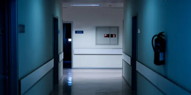 Sairaalan käytävä. Himmeä valo. Itä-Uudenmaan hyvinvointialue aloittaa uudet yt-neuvottelut.