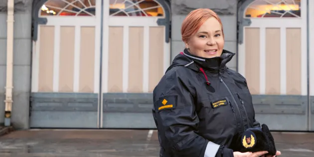 Pelastusylitarkastaja Mira Leinonen poseeraa virka-asussaan.