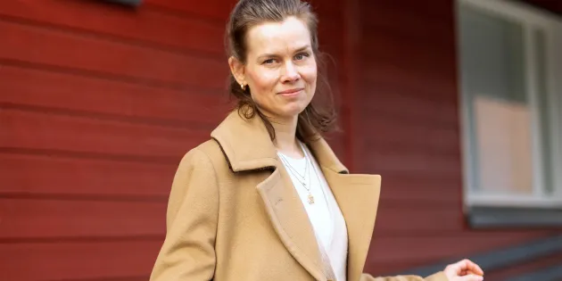 Hanna-Kaisa Jussila punaisen rakennuksen edessä.