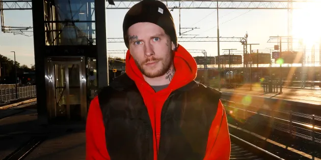 Tomas Jouhilampi puolilähikuvassa ulkona lähellä rautatietä.