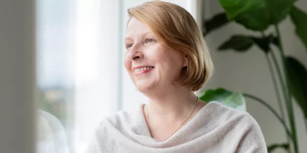 Else-Mai Kirvesniemi ikkunan ääressä. 