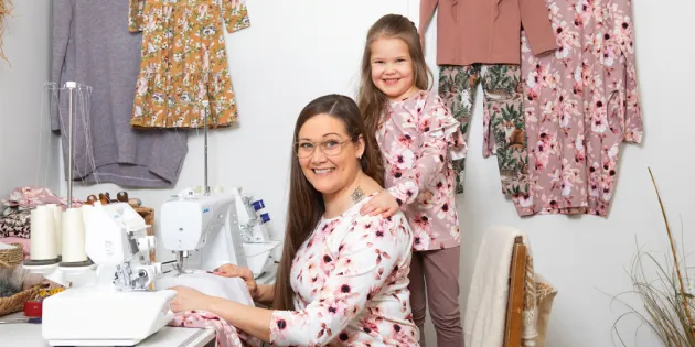 Kristiina Vettenniemi ja Isabella-tytär ompelukoneen vieressä.