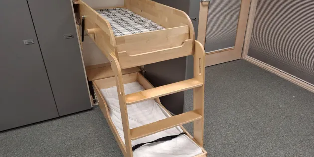 Van­taan Myyr­mäes­sä sat­tui 24.3.2026 on­net­to­muus, jos­sa pie­ni lap­si jäi kaap­pi­sän­gyn ja sei­nän vä­liin. Kuvassa on­net­to­muus­sän­gyn kal­tai­nen sän­ky. 