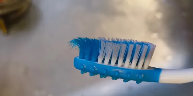 Lapsen kulunut hammasharja.