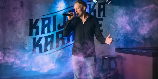 Jarkko Timonen laulaa karaokelavalla.